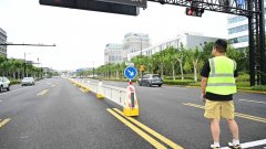 盯着信号灯来回击动调整